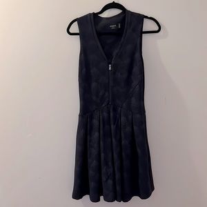 Great condition! Guess size 6 woman’s dress WITH POCKETS!